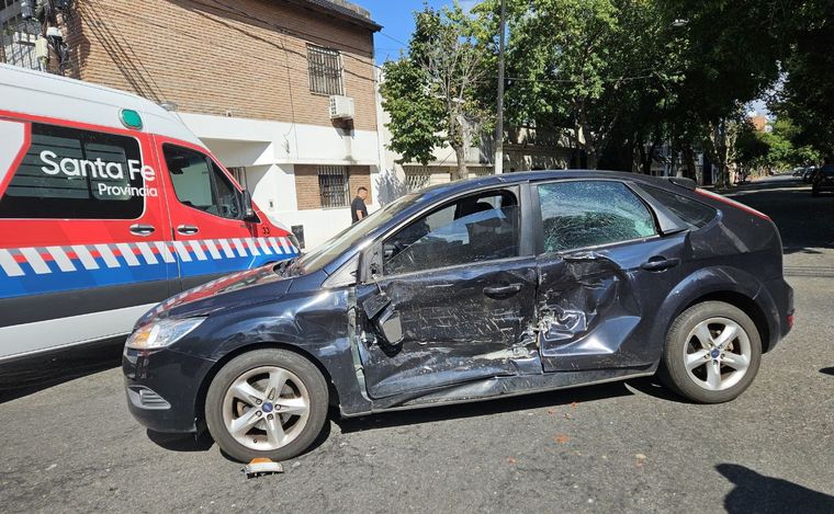 FOTO: La conductora del Ford Focus resultó levemente herida. 