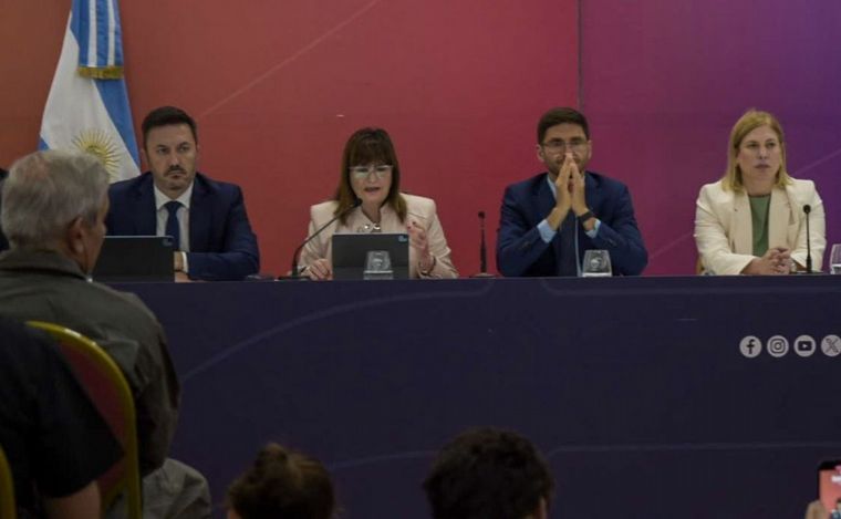 FOTO: La ministra Bullrich en conferencia de prensa en Rosario.
