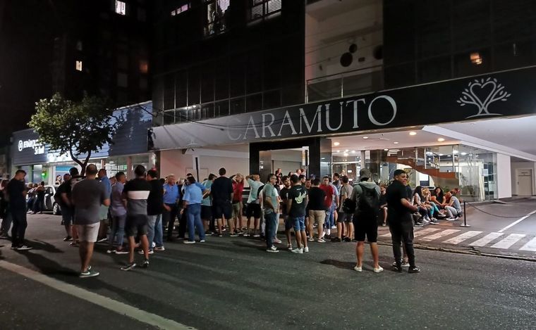 Último adiós al colectivero Marcos Daloia en una sala velatoria de Rosario. 
