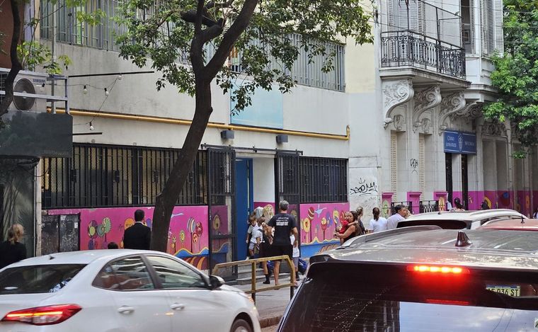 Alumnos de Adoratrices regresan a clases tras los hechos de violencia en Rosario.