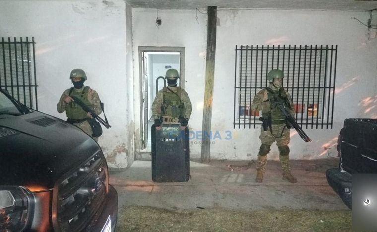 Allanamientos y dos demorados por el crimen del playero.