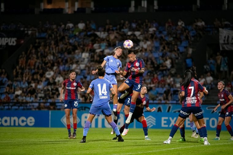 FOTO: Belgrano debutó con derrota ante San Lorenzo por la Primera División femenina