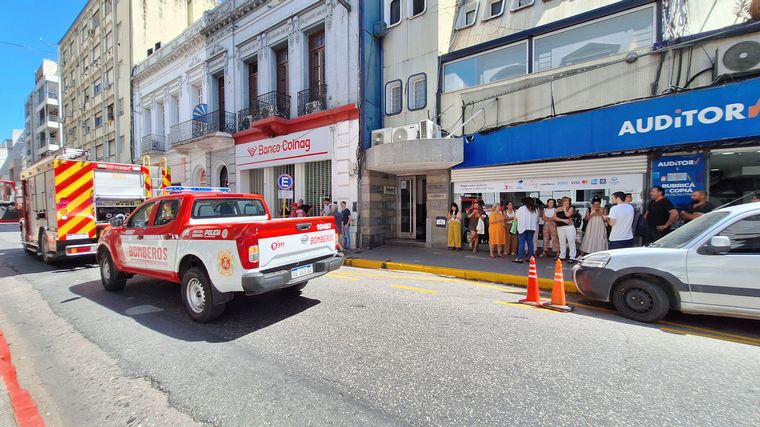 FOTO: Un principio de incendio obligó a evacuar al personal de Cadena 3 en Córdoba.