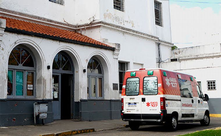 FOTO: Un vehículo del SIES frente al hospital Roque Sáenz Peña en el sur de Rosario. 