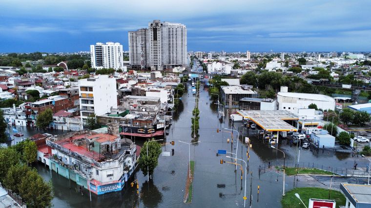 El fuerte temporal en el AMBA provocó inundaciones y calles anegadas. (NA)