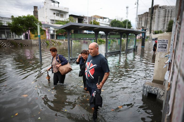El fuerte temporal en el AMBA provocó inundaciones y calles anegadas. (NA)