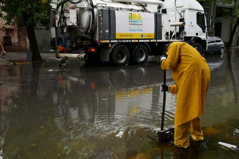 El fuerte temporal en el AMBA provocó inundaciones y calles anegadas. (NA)