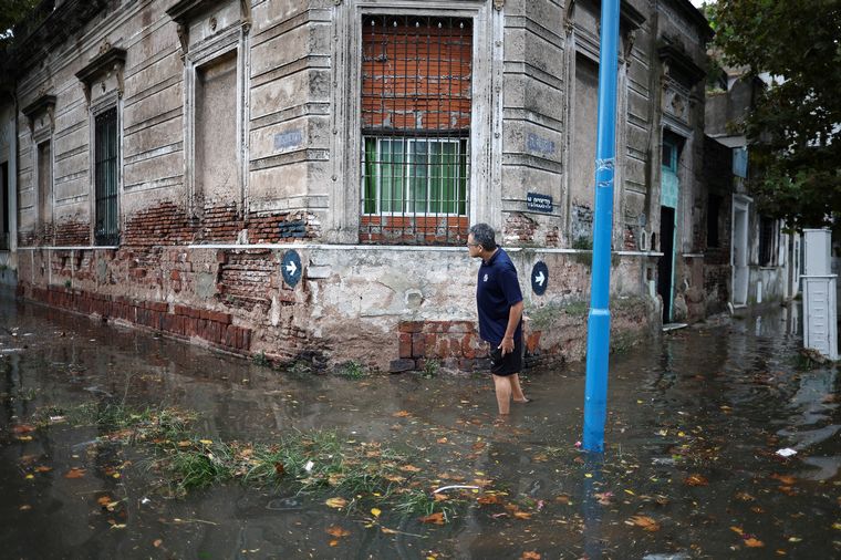 El fuerte temporal en el AMBA provocó inundaciones y calles anegadas. (NA)