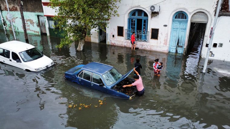 El fuerte temporal en el AMBA provocó inundaciones y calles anegadas. (NA)