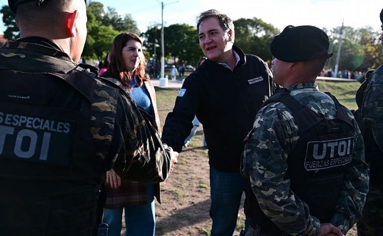 Javier Alonso, ministro de Seguridad de Buenos Aires, con las UTOI. 