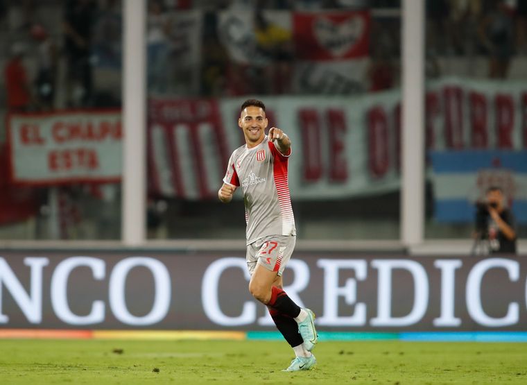 El cordobés Javier Correa, de cabeza, abrió el marcador para 