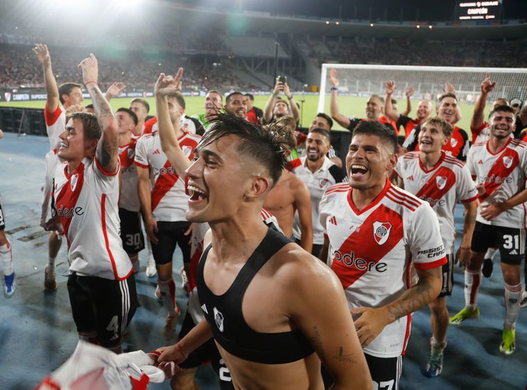 FOTO: Los jugadores de River, pura alegría tras la vibrante victoria sobre Estudiantes. 