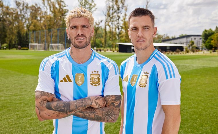 FOTO:  De Paul y Lo Celso, con la nueva camiseta de la Selección (@Argentina)