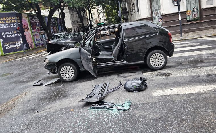 El auto robado fue chocado.