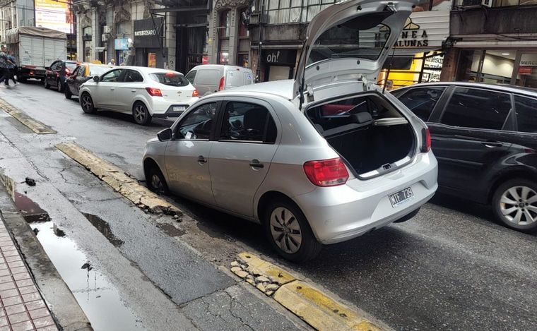 El auto clavado en el pozo, en pleno centro rosarino.