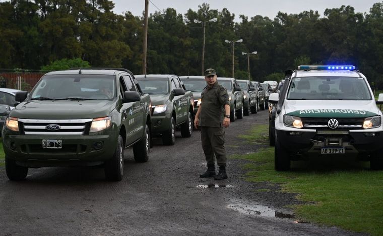 FOTO: Comenzaron a llegar los vehículos de las Fuerzas Armadas a Rosario.