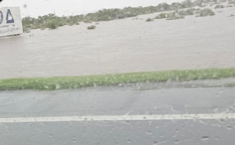 FOTO: Fuertes lluvias en rutas de Rosario y la región. 