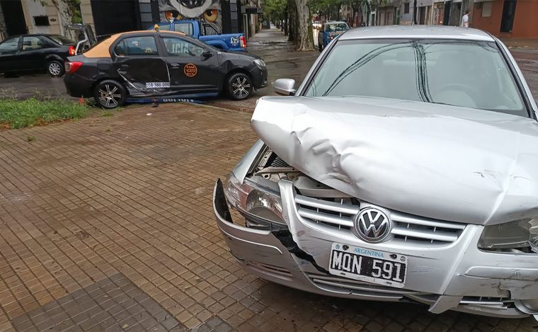 Chocaron un taxi y otro vehículo particular en plena tormenta en Rosario.