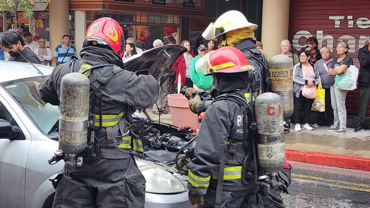 El auto que se prendió fuego en el centro. 
