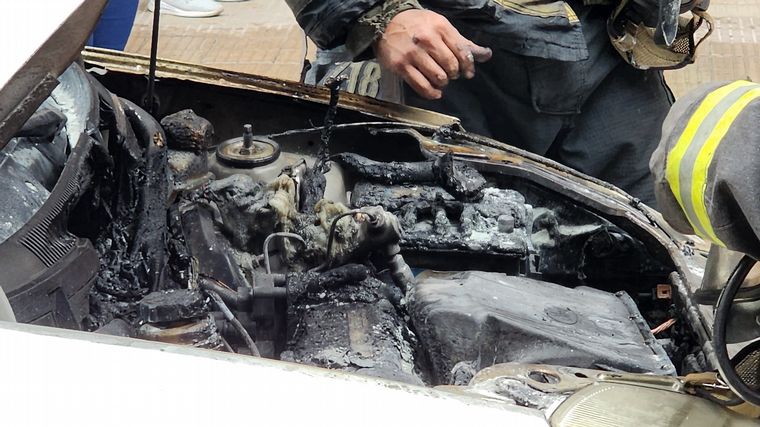 FOTO: El auto que se prendió fuego en el centro. 