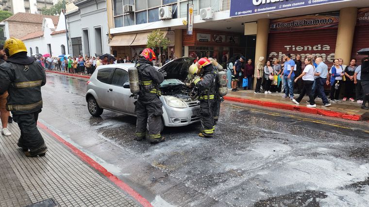 El auto que se prendió fuego en el centro. 