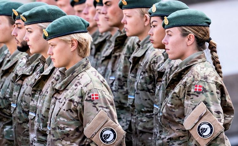 FOTO: Dinamarca reclutará por primera vez mujeres para el servicio militar obligatorio.
