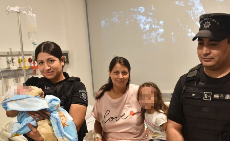 Rosario: dos policías brindaron asistencia en un parto en medio del temporal.