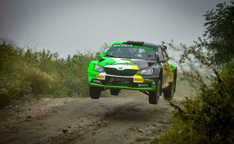 Cadamuro saltando en Santa Mónica con el Skoda