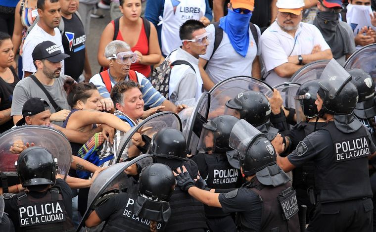 Tensión entre la Policía y manifestantes. (Foto: NA)