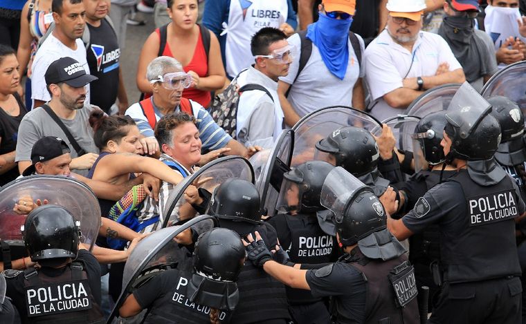 FOTO: Tensión entre la Policía y manifestantes. (Foto: NA)