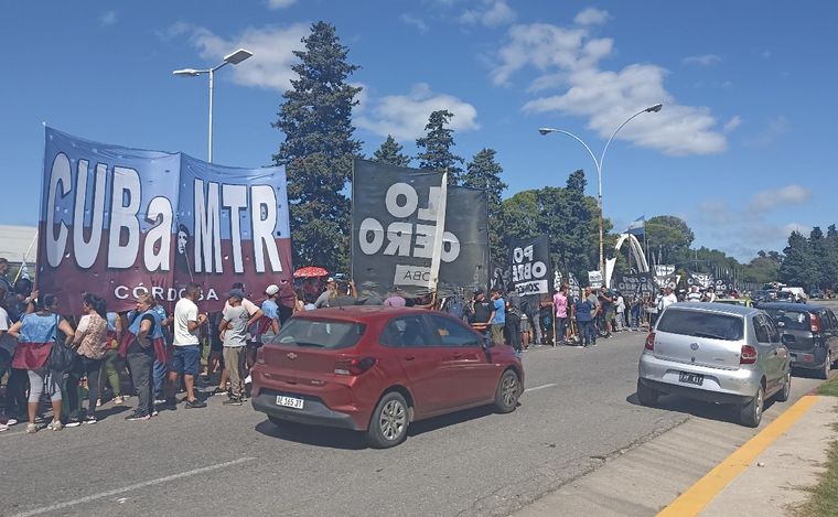 Corte del Polo Obrero en Fuerza Aérea y Circunvalación. (Federico Borello/Cadena 3)