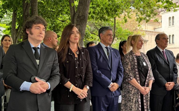 FOTO: Javier Milei, Victoria Villarruel y otros funcionarios. (Foto: @OPEArg)