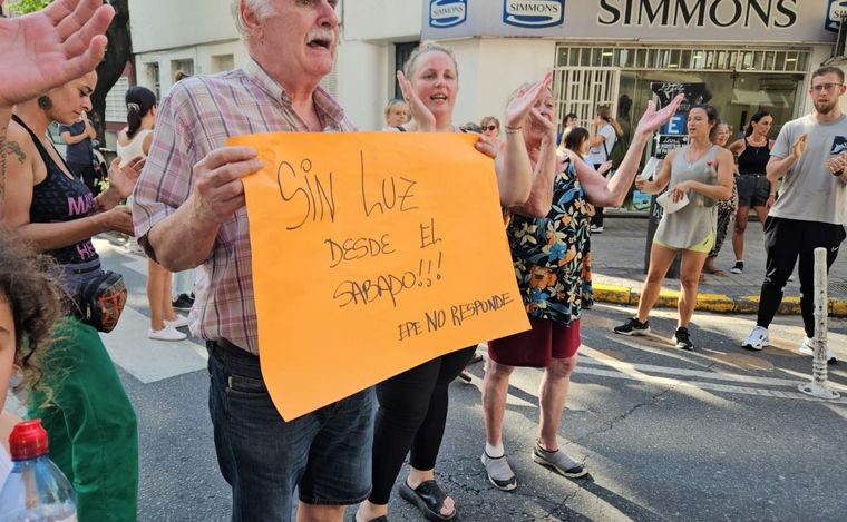 Protesta de vecinos del centro de Rosario: llevan más de dos días sin luz.