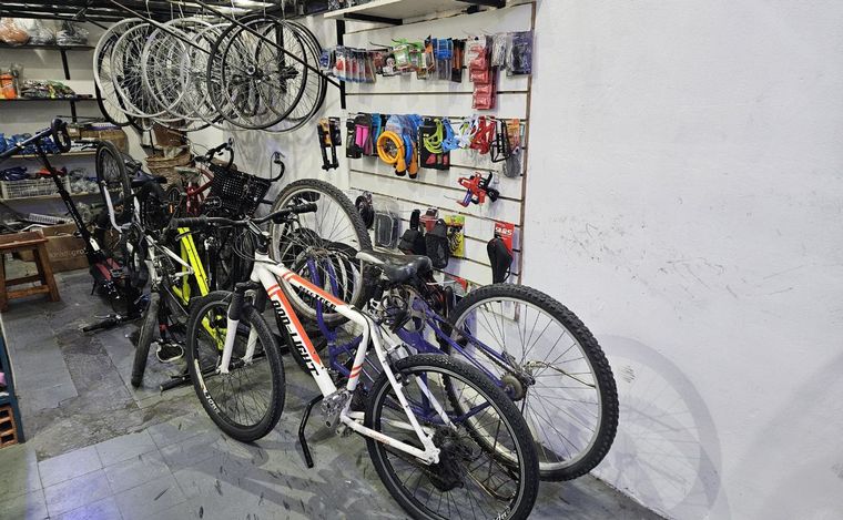 FOTO: Suba del boleto y crisis: resurge demanda de reparación de bicicletas en Rosario. 