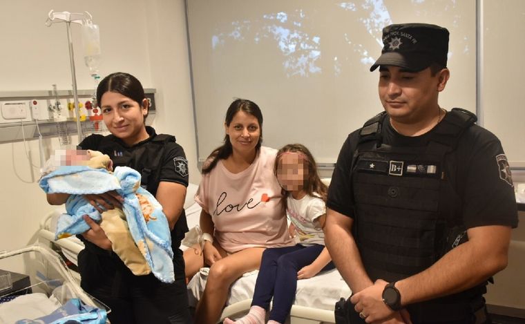 FOTO: Policías brindaron asistencia en un parto en medio del temporal en Rosario.