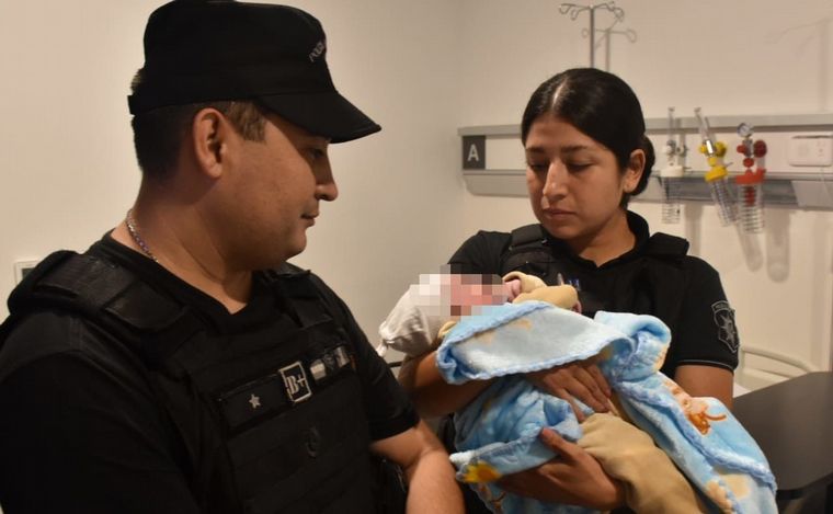 Policías brindaron asistencia en un parto en medio del temporal en Rosario.