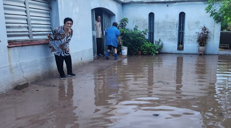 FOTO: Un fuerte temporal en Sebastián Elcano provocó inundaciones en calles y hogares