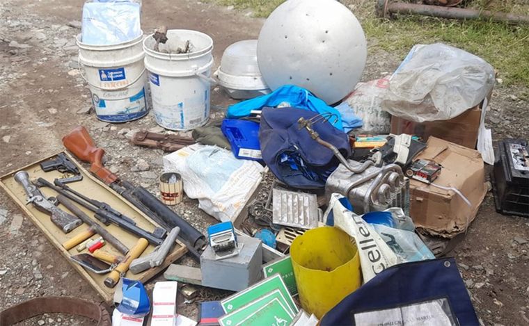 Allanaron chatarrerías: armas, municiones y dos detenidos en Rosario.