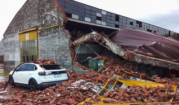 Una feroz tormenta provocó numerosos destrozos en la ciudad de 9 de Julio. 
