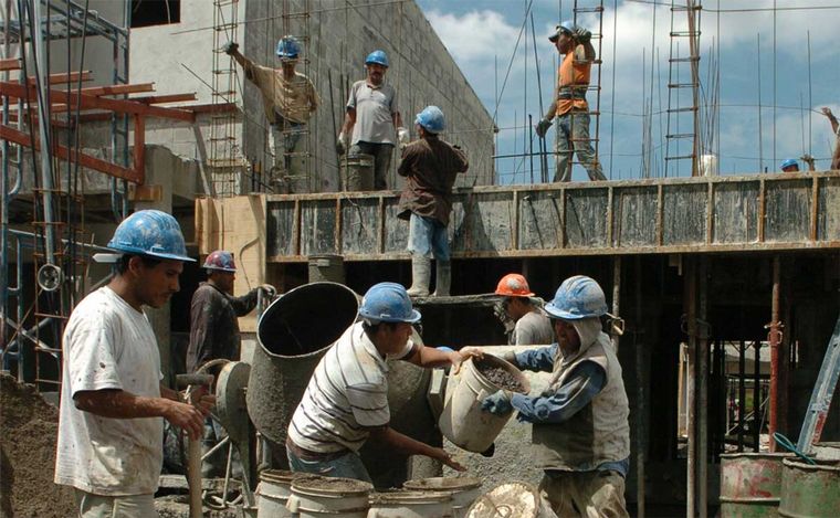 FOTO: Desplome de la construcción en Rosario: alarma por empleo e impacto en barrios.
