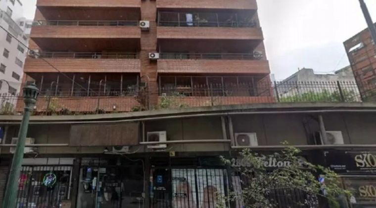 La estructura metálica se desprendió de un noveno piso (Foto: NA).
