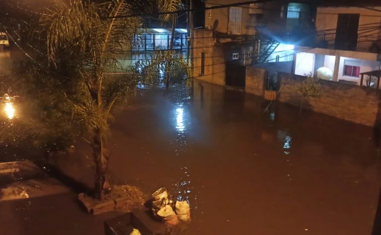 FOTO: Calle inundadas en Quilmes. (X: @di_nucci)
