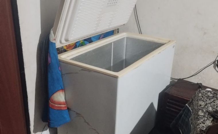 FOTO: El freezer donde fue hallado el menor.