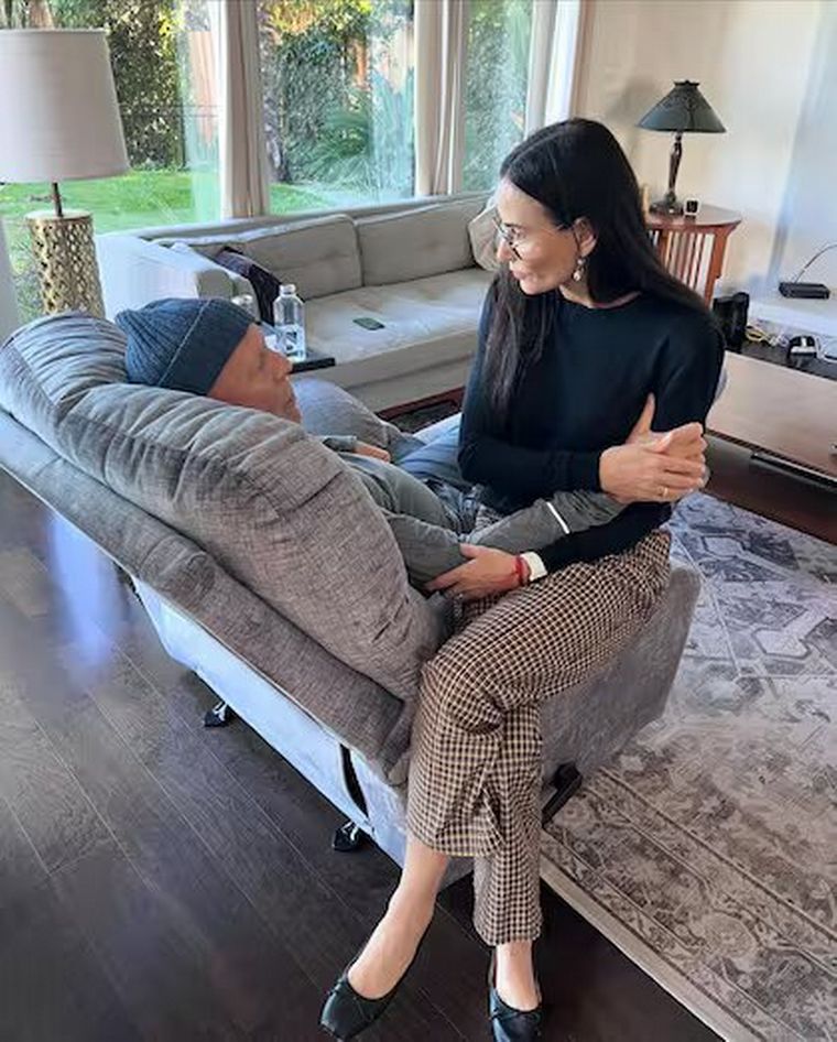 Esta es una de las fotos que publicó Demi Moore que muestran cómo está Bruce.