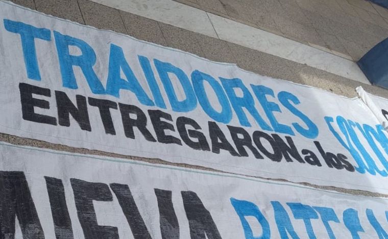 FOTO: Encontraron banderas con amenazas en la popular de Belgrano antes del partido.