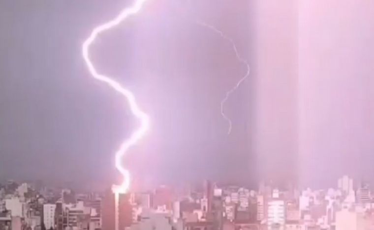 Tormenta: cayó un rayo en un edificio en el centro de Rosario. 