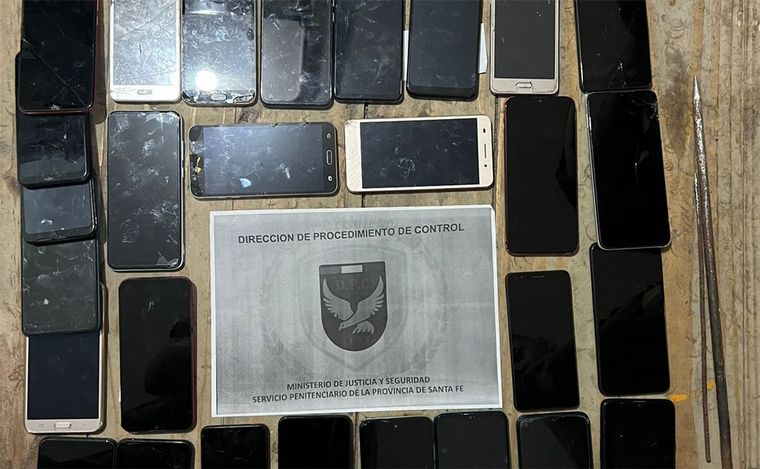 FOTO: Incautaron 26 celulares tras una requisa en la cárcel de Coronda.