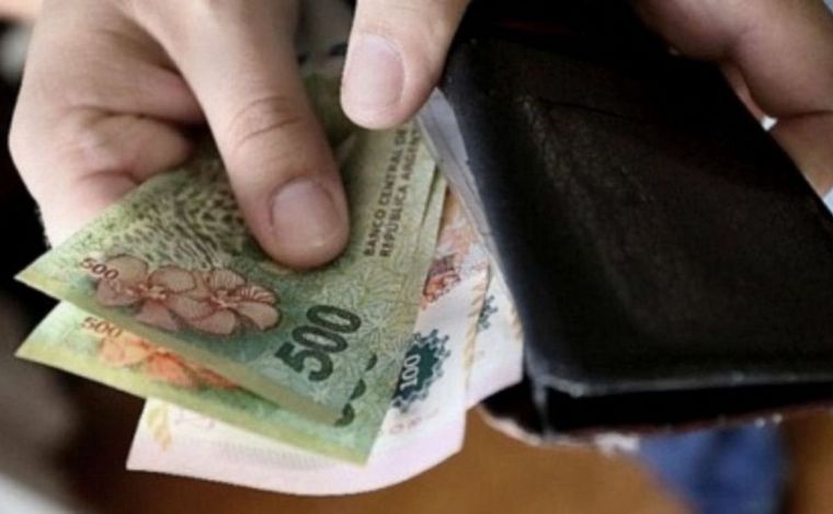 El salario en dólares de la Argentina es el más bajo de la región. 