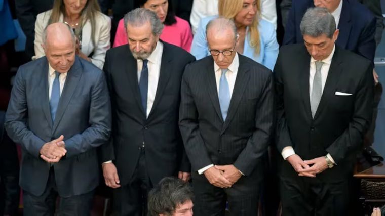 Ruidos y versiones inquietantes sobre los cambios en la Corte