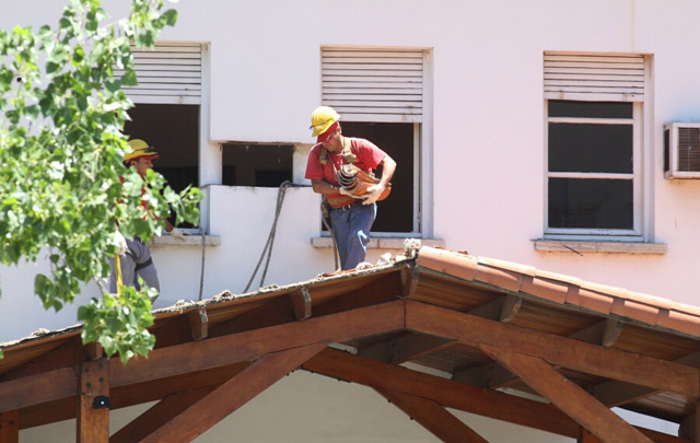 El miércoles comenzaron a retirar las tejas del acceso a Casa de Gobierno.